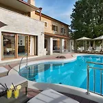 Wunderschoene Ferienvilla Vlastelini By Interhome *