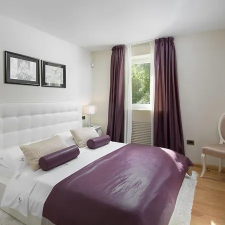 Wunderschoene Ferienvilla Vlastelini By Interhome *