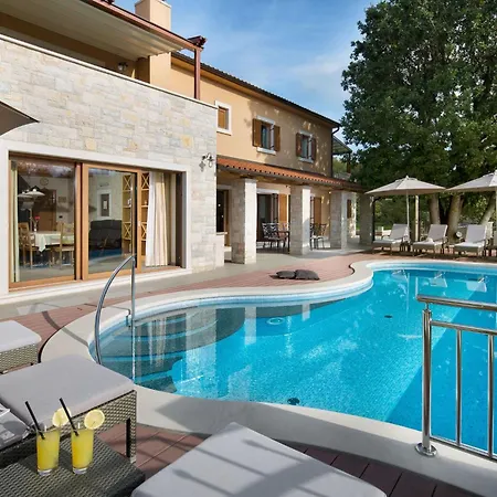 Wunderschoene Ferienvilla Vlastelini By Interhome *
